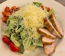 Салат Цезарь с курицей