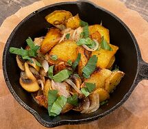 Жареный картофель с грибами и луком