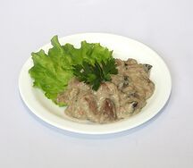 Куриная печень с шампиньонами в сметанном соусе