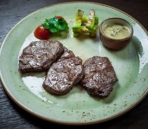 Медальоны из говядины