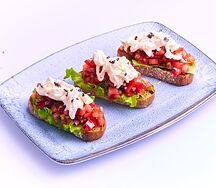 Брускетты с помидорами и страчателлой