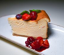 Чизкейк с ягодным соусом
