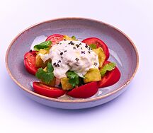 Салат с баклажанами, помидорами и страчателлой