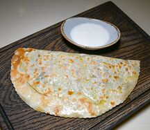 Кутаб с зеленью, помидорами и сыром