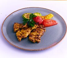 Стейк из куриной грудки с овощами гриль 