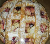 Пирог с яблоком и красной смородиной