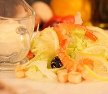 Салат Цезарь с креветками