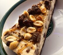 Чизкейк карамельный с арахисом