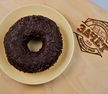Пончик шоколадный