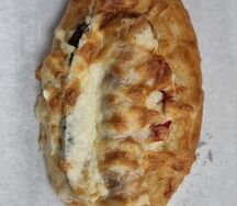 Хот-дог с солеными огурцами и томатом