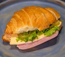 Круассан с ветчиной