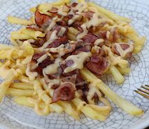 Картофель фри с беконом и сырным соусом