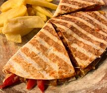 Кесадилья с цыплёнком и соусом сальса и фри