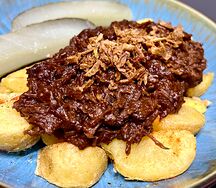 Картофель фри по-домашнему, рваная говядина, томленая в пиве, BBQ, луковый мармелад