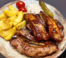 Свиные рёбрышки BBQ с соленьями