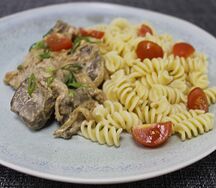 Печень по-строгановски с макаронами