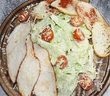 Салат Цезарь с курицей