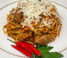 Спагетти с фрикадельками в томатном соусе