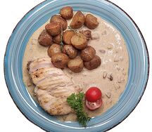 Куриное филе с картофелем черри в соусе из белых грибов