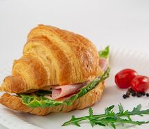 Круассан сэндвич с ветчиной и сыром