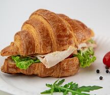 Круассан сэндвич Цезарь