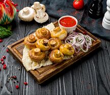 Шампиньоны на мангале с фирменным соусом