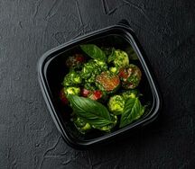 Салат Капрезе с соусом песто