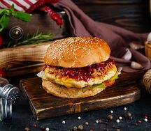 Бруснично-клюквенный куриный бургер