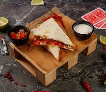 Кесадилья с грибами и халапеньо