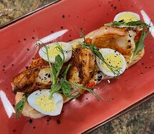 Брускетта креветки и печеный перец