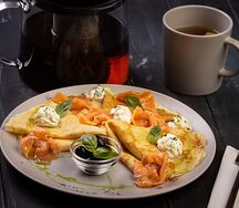 Блины с лососем и творожным кремом