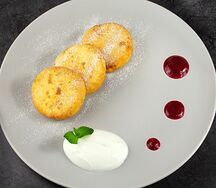 Сырники со сметаной и джемом