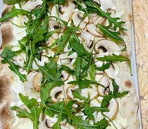 Грибы, сыр, трюфельное масло, руккола