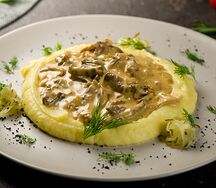 Бефстроганов из говядины с картофельным пюре