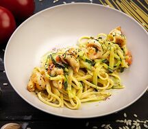 Спагетти с креветками и цукини