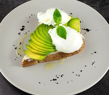 Брускетта авокадо и яйцо пашот