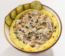 Бефстроганов с говяжьей вырезкой, шампиньонами и трюфельным соусом