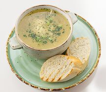 Куриный суп с пастой орзо и зеленым горошком