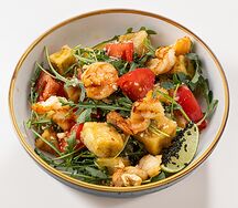 Теплый салат с жареными баклажанами и креветками