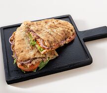 С тунцом руколой и красным луком