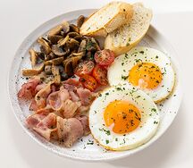 Английский завтрак с грибами и беконом