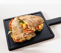 С омлетом и овощами