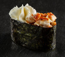 Гункан с угрем и сыром