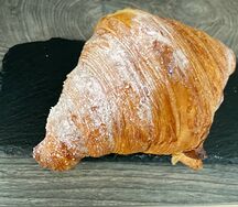 Круассан с малиновым кремом