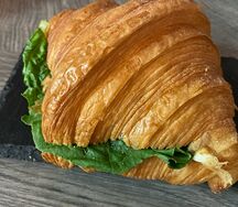 Сэндвич-круассан с сыром и ветчиной