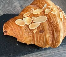 Круассан с миндальным кремом