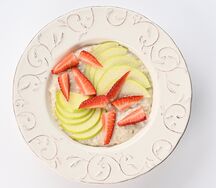 Овсяная каша с ягодами