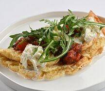 Омлет со страчателлой и джемом из томатов