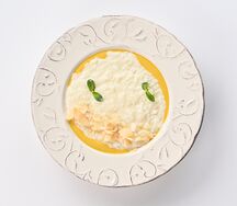 Рисовая каша с соусом из манго и кокосовыми чипсами