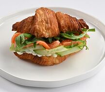 Круассан с форелью